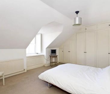 3 bedroom flat in London - Photo 1