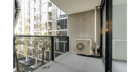 Spacious Apartment in the Heart of North Melbourne – Walk to Uni & Hospital - Photo 5