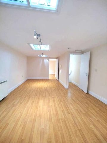 North Parade, Edgware, HA8 - Photo 4