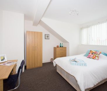 4 bedroom end of terrace house to rent - Photo 2
