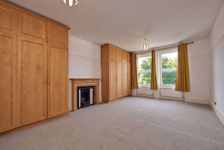 A two bedroom first floor apartment in Surbiton conveniently located within walking distance of Surbiton Station. - Photo 3