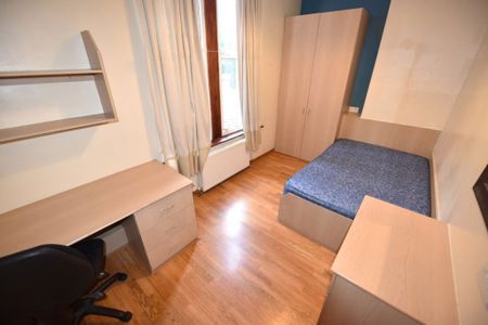 2 bedroom Flat in Flat A, Leeds - Photo 4