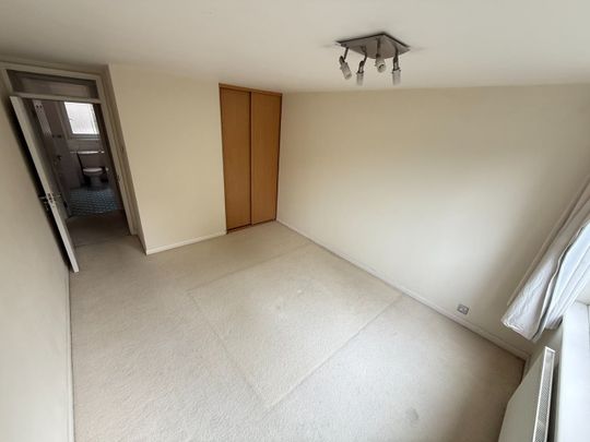 2 Bed Flat, Marcourt Lawns, W5 - Photo 1