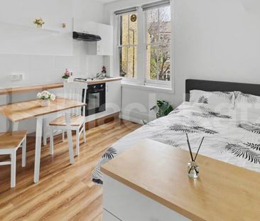 A well-presented self-contained studio apartment located on the des... - Photo 2