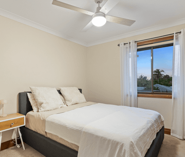 SPACIOUS FAMILY HOME WITH POOL, MULTIPLE LIVING AREAS & DUAL LIVING... - Photo 3