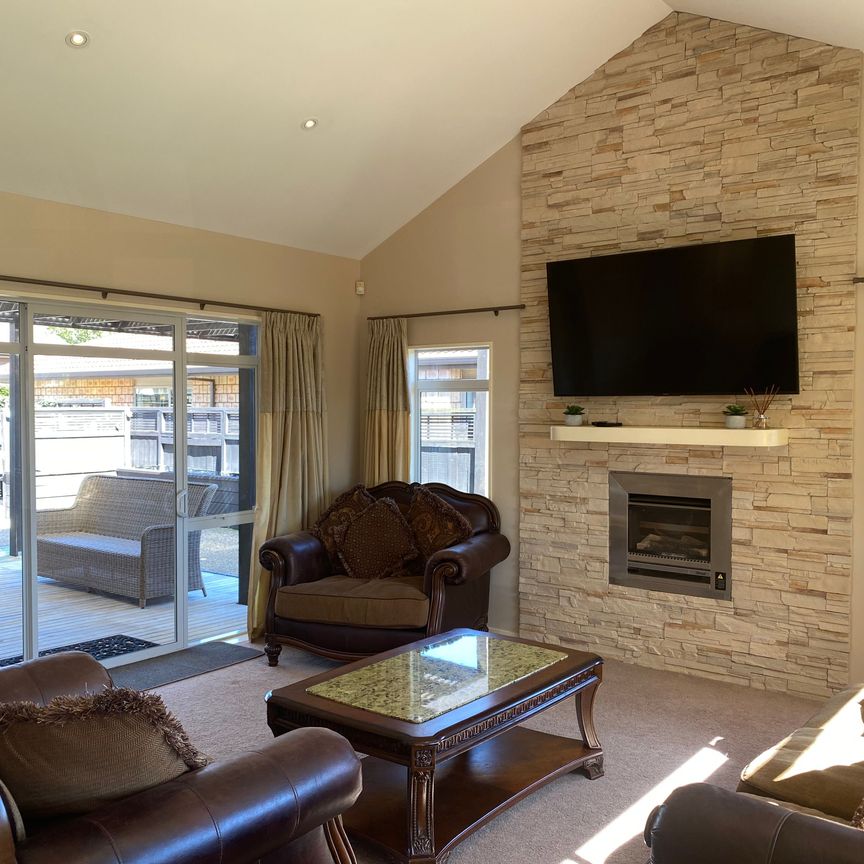 Large Executive Home - Photo 1