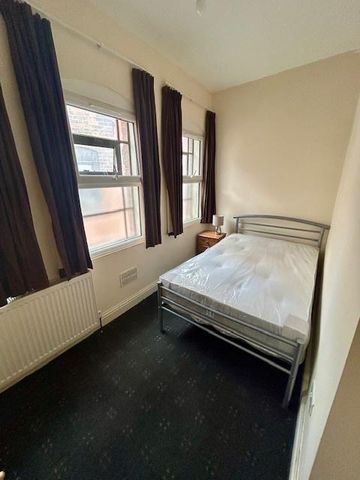 4 bedroom flat to rent - Photo 3