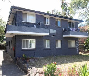 Air conditioning, no carpet, excellent location! - Photo 4