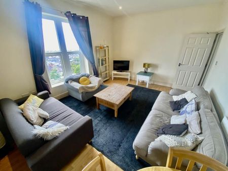 3 bedroom flat to rent - Photo 2