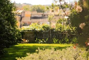 Center-Popolo: Spectacular Villino located in the center of Rome, in an exclusive private, secure park setting. Spacious living room, 4 bedrooms, 4 Baths, large panoramic terrace and gardens, parking. Ref #1910