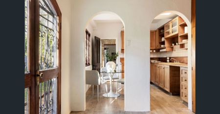 Grand Wide Residence With Secret Garden - Photo 4