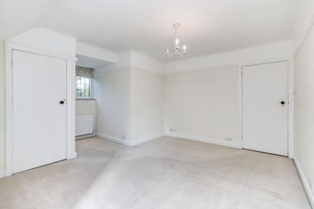 Fairwinds, 12 Oakfield Glade, Weybridge, Surrey, KT13 - Photo 4