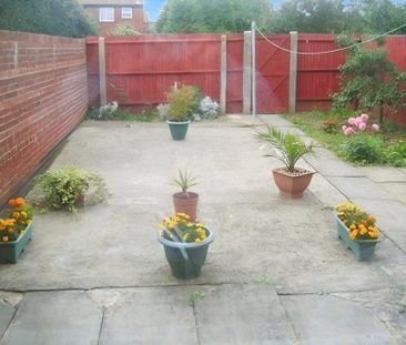 3 bedroom end of terrace house to rent - Photo 4