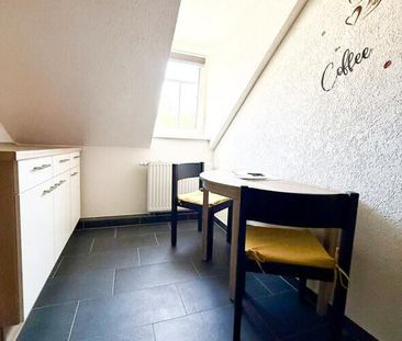 Moderne und gemütliche 2-Raum-Dachgeschosswohnung mit Einbauküche z... - Foto 1