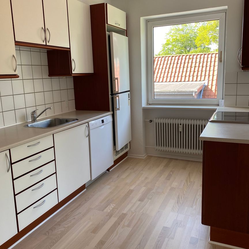 Skøn og stor 4 vær lejlighed med privat altan - Photo 1