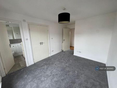 3 bedroom flat to rent - Photo 3