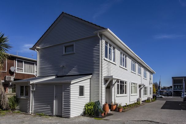 Fully Renovated 4 Bedroom in Heart of Merivale - Photo 1