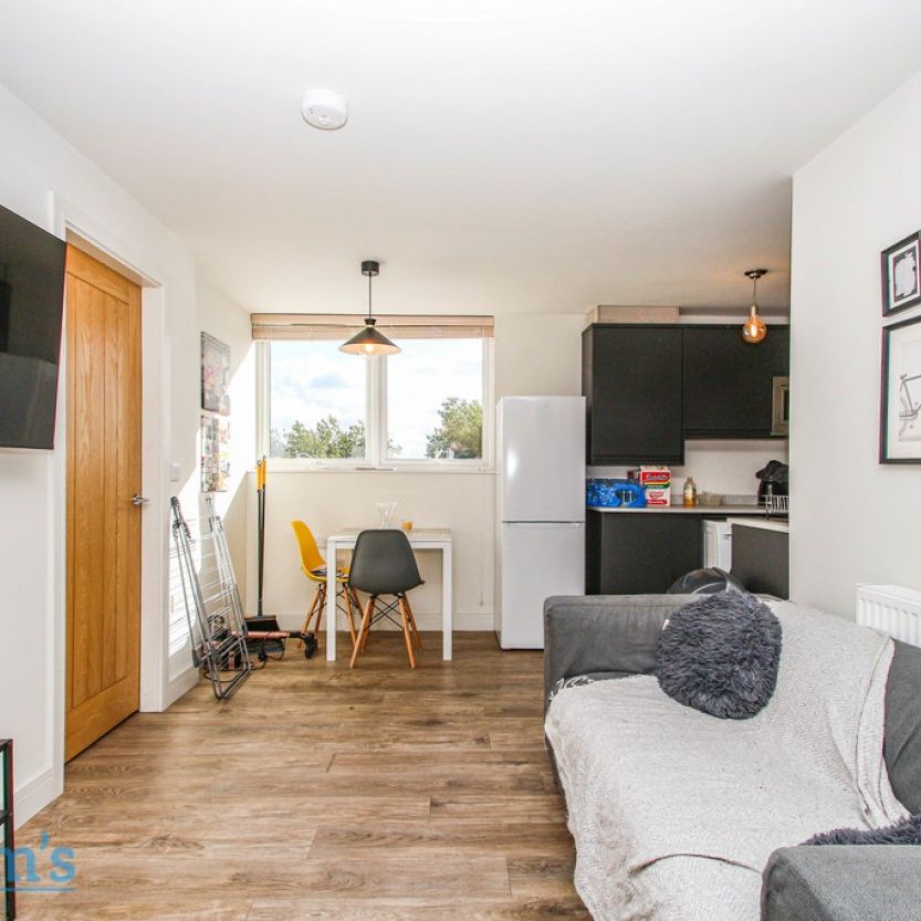 2 bed Apartment for Rent - Photo 1