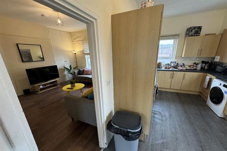 1 bedroom in a flat share to rent - Photo 2