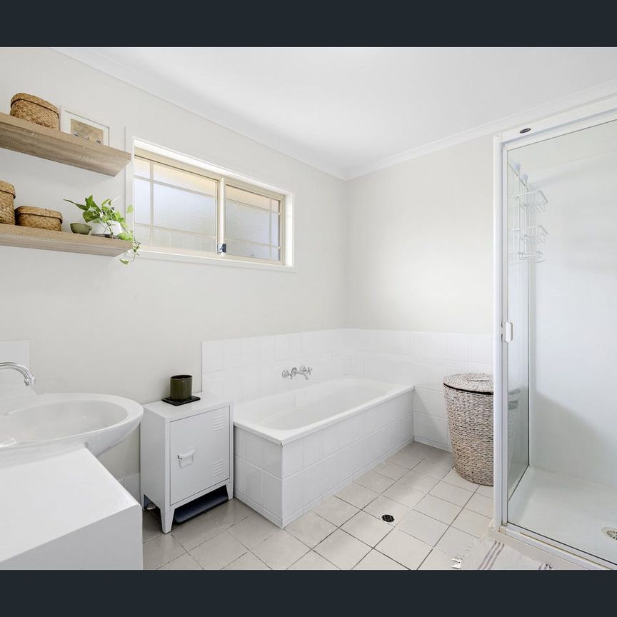 SPACIOUS AND BEAUTIFULLY PRESENTED TOWNHOME - Photo 1