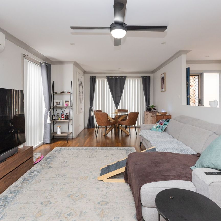 Beautiful air-conditioned 2 bedroom duplex with enchanting rear yard - Photo 1