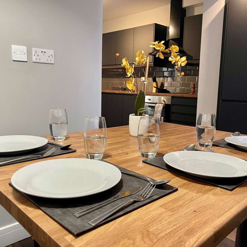 Queens Avenue Room 5 - Photo 1