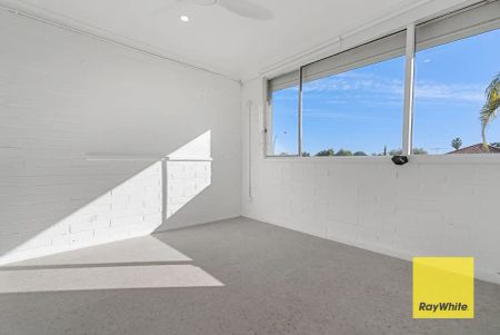 “Modern Comfort in a Peaceful Thornlie Location - Fully Renovated” - Photo 5