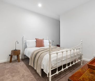 MODERN & BRIGHT ONE BEDROOM APARTMENT - Photo 4