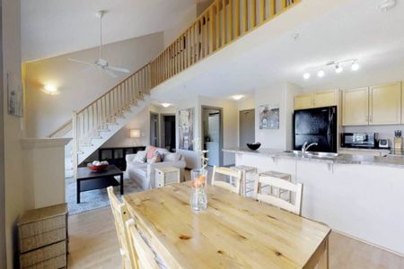 Edmonton Furnished Condo Rental in Whyte Ave/University - Loft living in Old Strathcona! - Photo 5