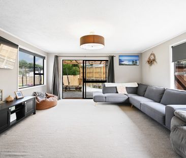 Welcome to this fantastic three-bedroom plus a sleepout, single-bat... - Photo 2