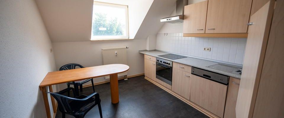 Helle 3-Zimmer-Maisonette im Dachgeschoss mit Einbauküche, Badewanne, Abstellraum und Keller - Foto 1