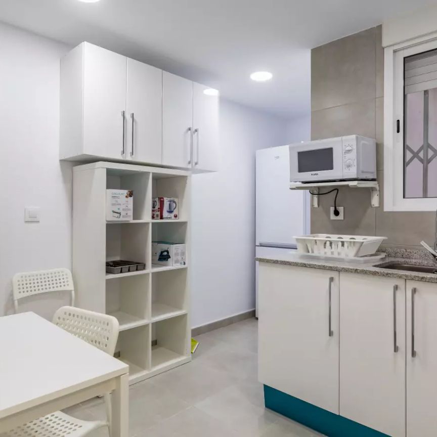 Bright room for rent in 3-bedroom apartment in Poblats Marítims - Photo 1