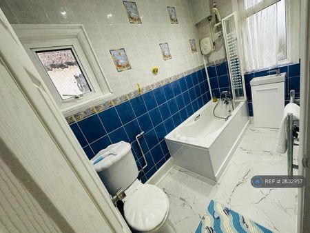 3 bedroom semi-detached house to rent - Photo 3