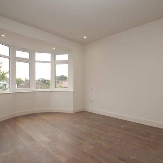 3 Bed Flat, Leeside Crescent, NW11 - Photo 1