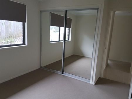 :: MODERN HOME IN CONVENIENT LOCATION! - Photo 3