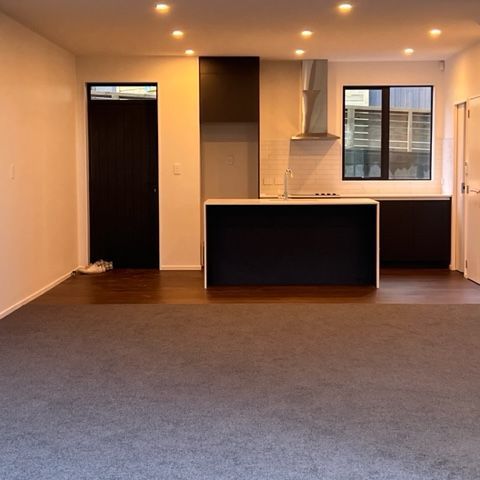 Tidy 3 Bedroom with Sea views - Photo 1