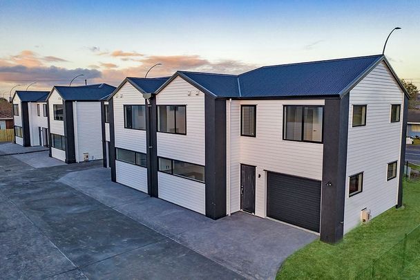 5 BEDROOMS TOWNHOUSE WITH 2 ENSUITES - Photo 1