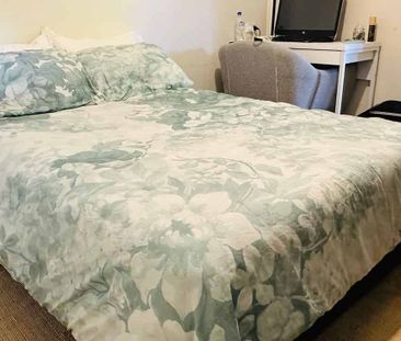 Large 1 bedroom flat with a large living room - Photo 3