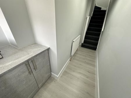 3 bedroom flat to rent - Photo 3