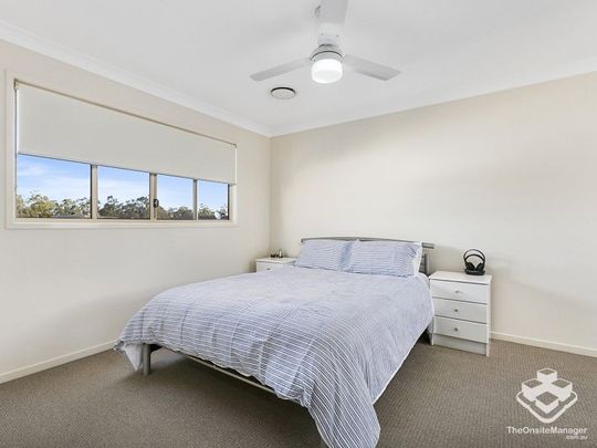 Break lease offer- Ducted AC 3 bedroom townhouse - Photo 1