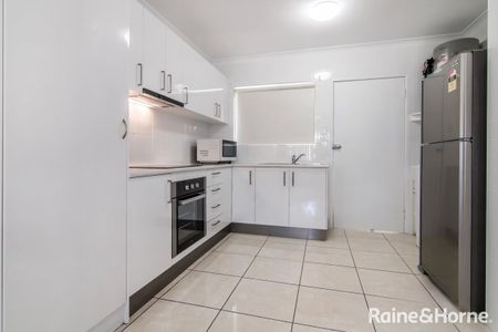 Tidy Modern Unit - Minutes from the CBD - Photo 2