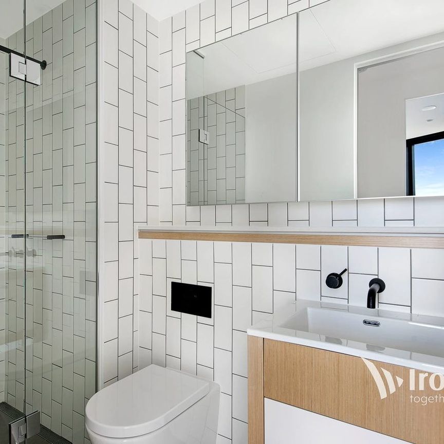 CITY LIVING BY THE DOCKS! - Photo 1