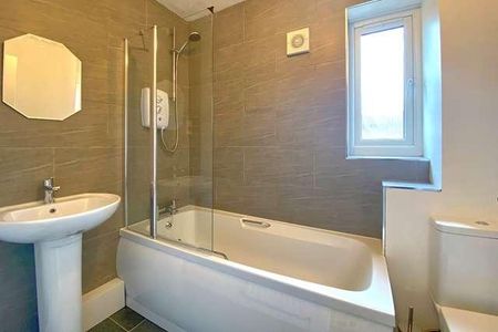 Walnut Tree - Modern Bedroom Home With Parking, MK7 - Photo 5