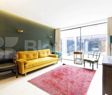 Stunning 3 bed 2 bath house split over 3 floors with a patio area. - Photo 1