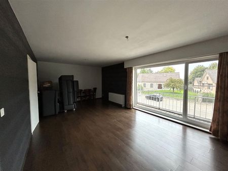 Ruim appartement met 3 slaapkamers en garagebox, gelegen in een rustige, kindvriendelijke omgeving. - Photo 2