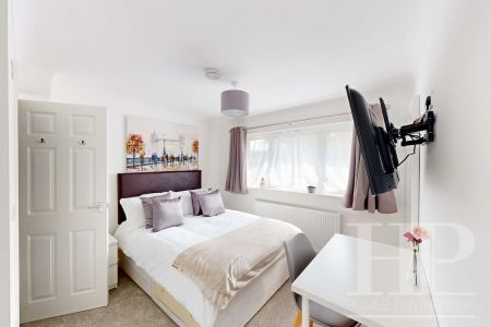 Craigans, Crawley, RH11 - Photo 2