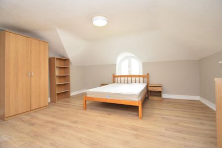 4 bedroom flat to rent - Photo 2