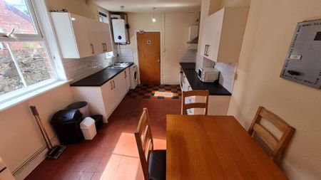 1 bedroom in a house share to rent - Photo 4