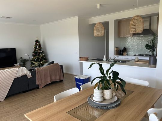 3-bedroom shared house, Boyle Street - Photo 1