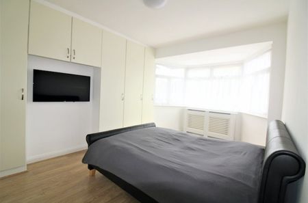 3 bed Semi-detached in Gloucester Gardens , Cockfosters, EN4 0QP - Photo 5